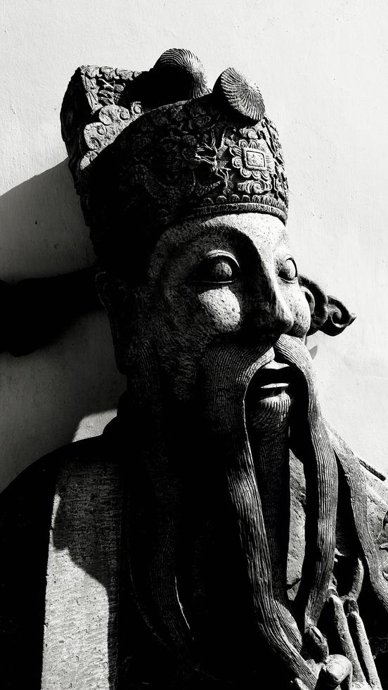 statue chinoise avec lumière et ombre en ton noir et blanc.. photo