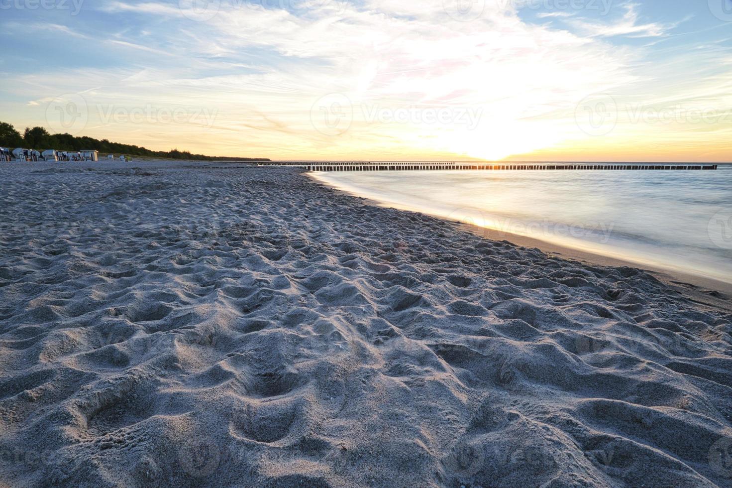 coucher de soleil sur la mer baltique sur la plage photo