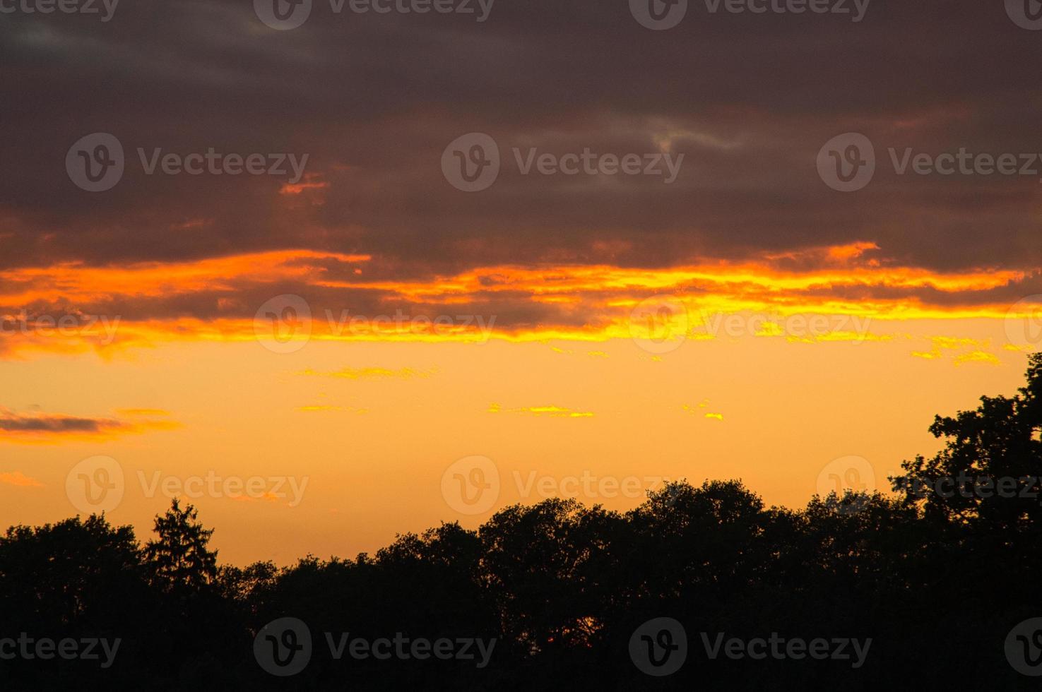 soleil couchant à la périphérie de berlin. le ciel semble brûler photo