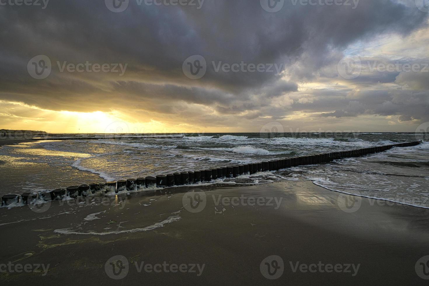 vue sur les bunes dans la mer baltique au coucher du soleil. photo