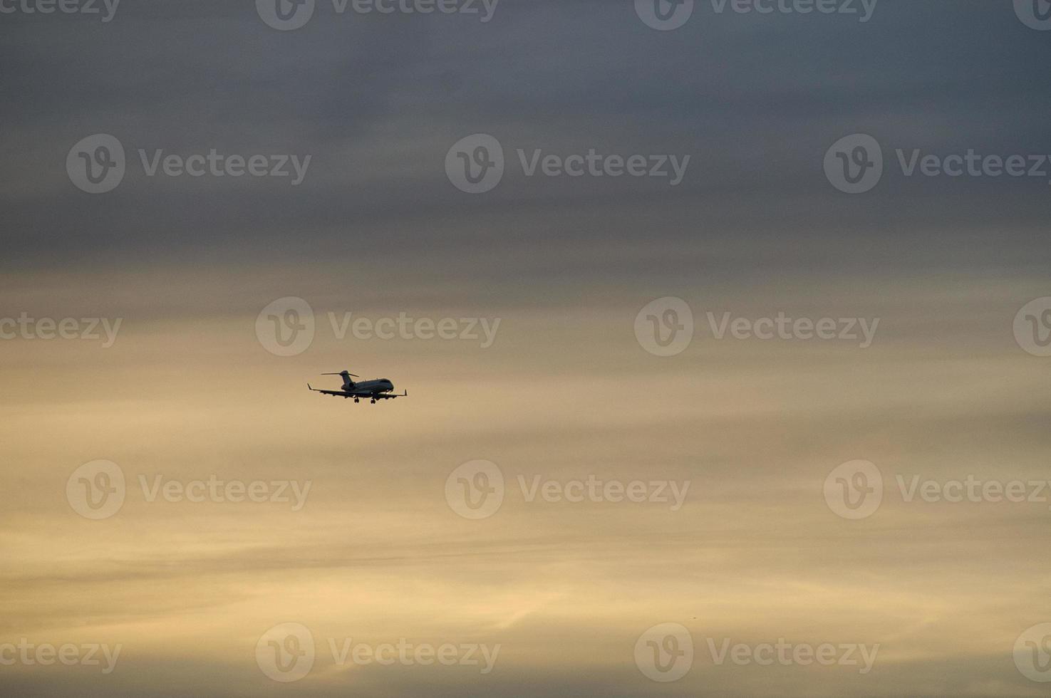 avion dans le ciel du soir à l'horizon lumineux. photo