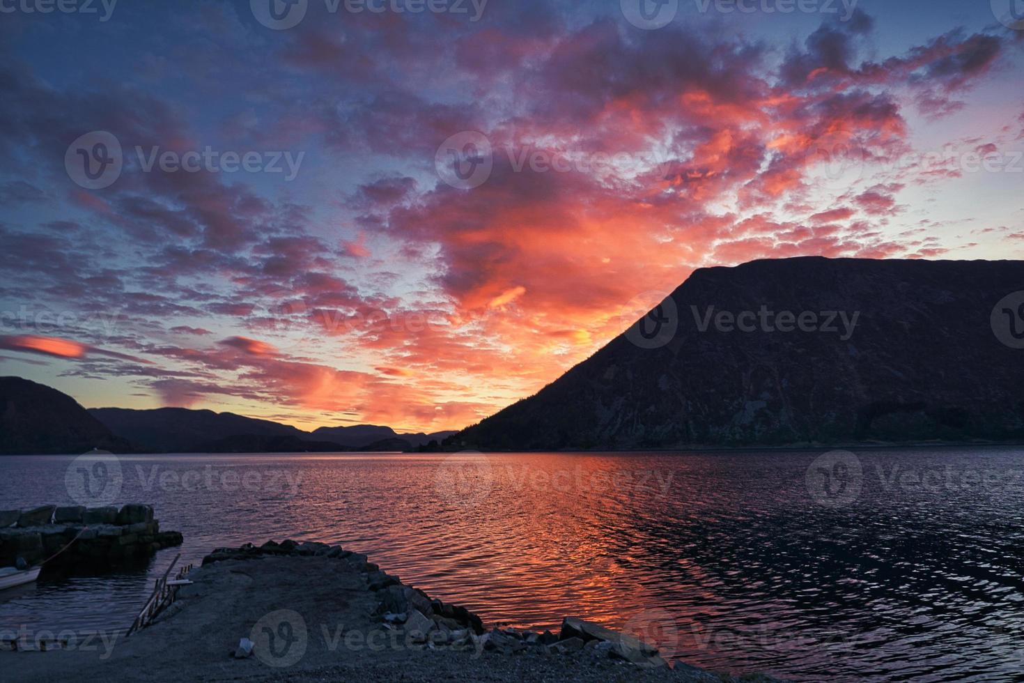 coucher de soleil sur le fjord de selje norvège. très belles couleurs reflétées dans les nuages et l'eau photo