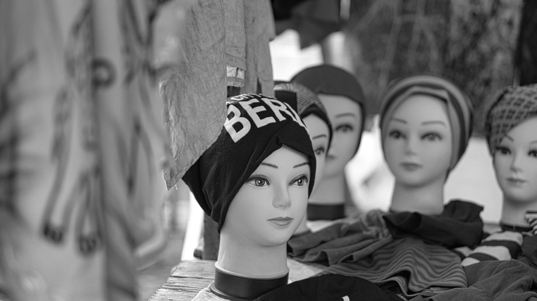 Tête de mannequin avec casquette berlinoise sur un marché hebdomadaire en noir blanc photo