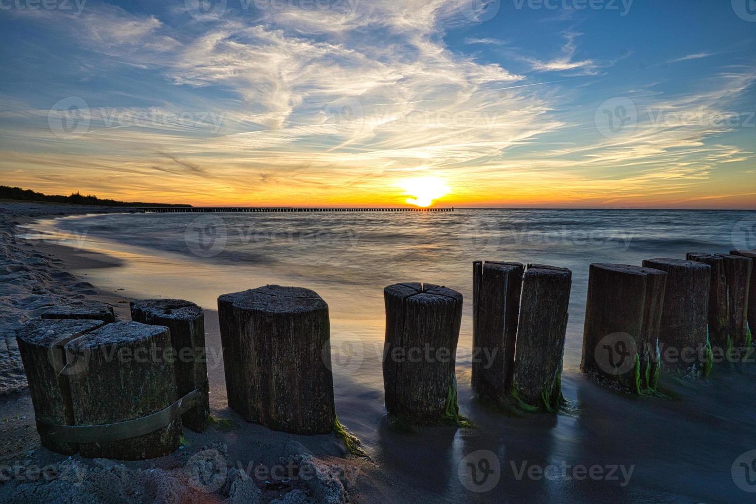 épis s'avançant dans la mer. pris en zingst sur le darss. photo