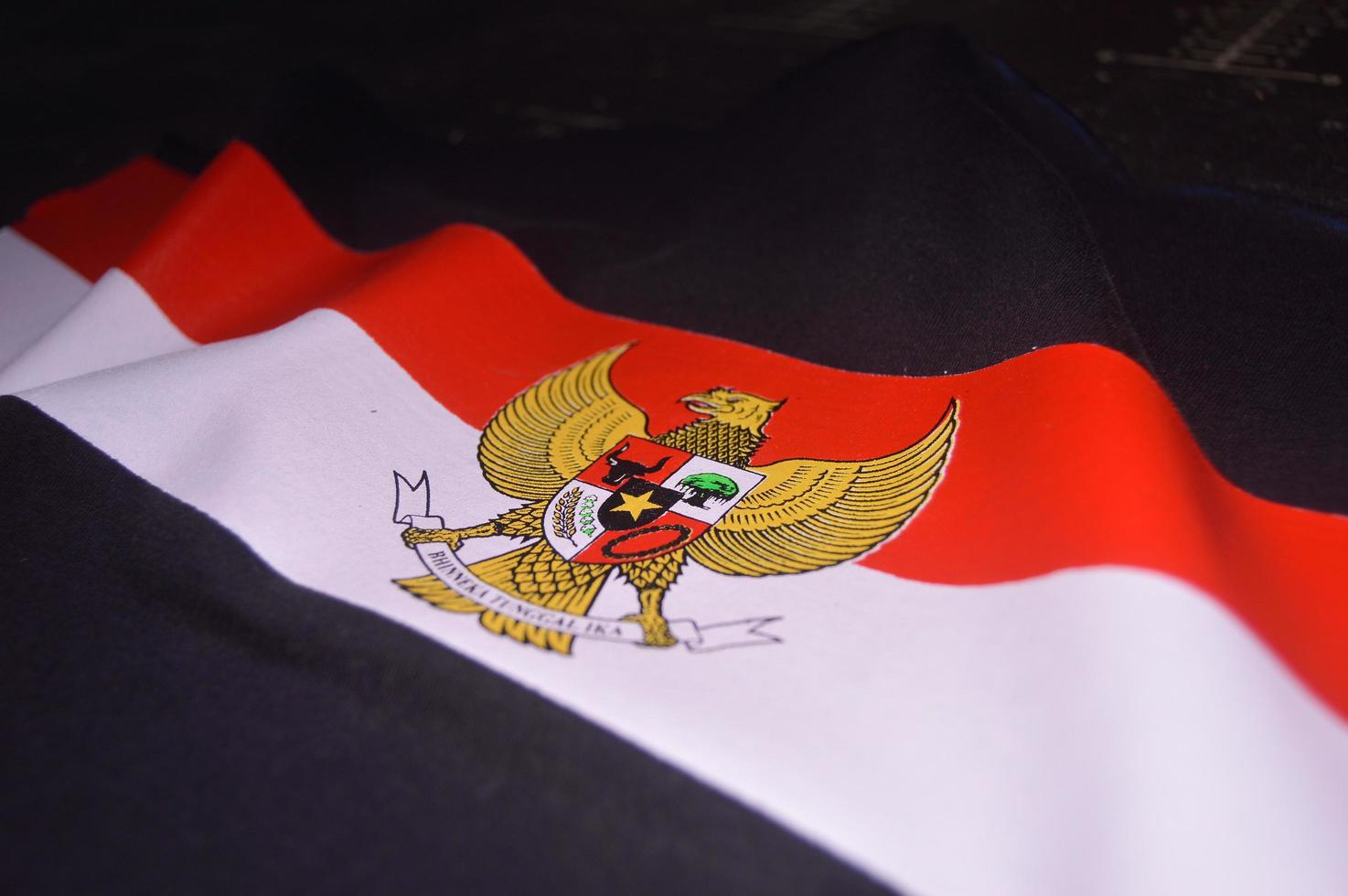 gresik, indonésie, 2022 - logo garuda et rouge et blanc sur tissu photo