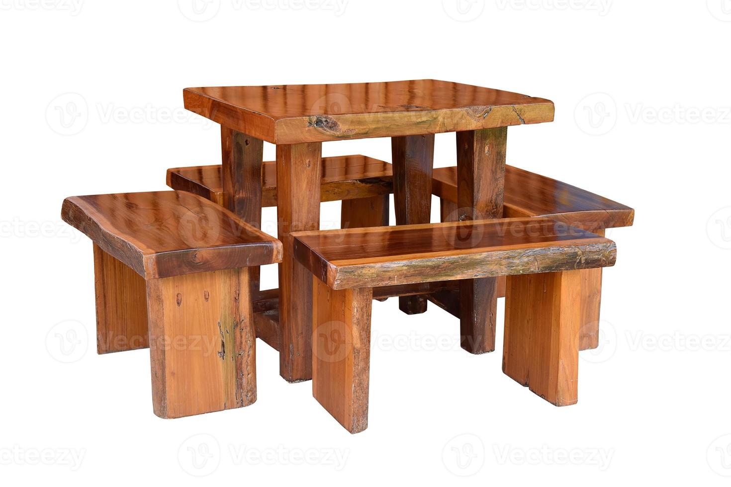 ensemble de table et chaises en bois. photo