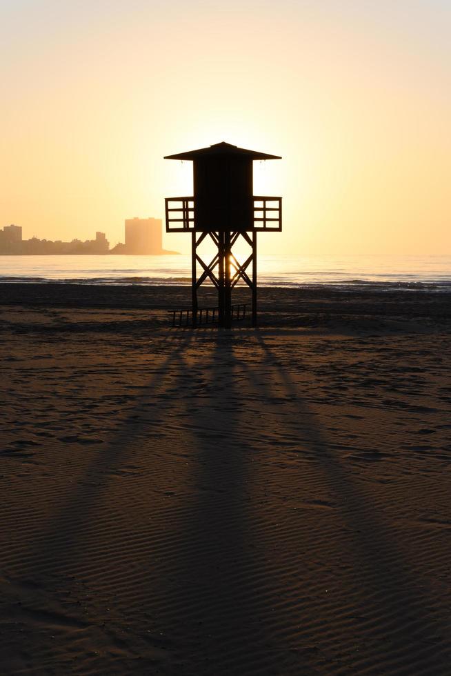 silhouette de tour de guet à cullera espagne photo