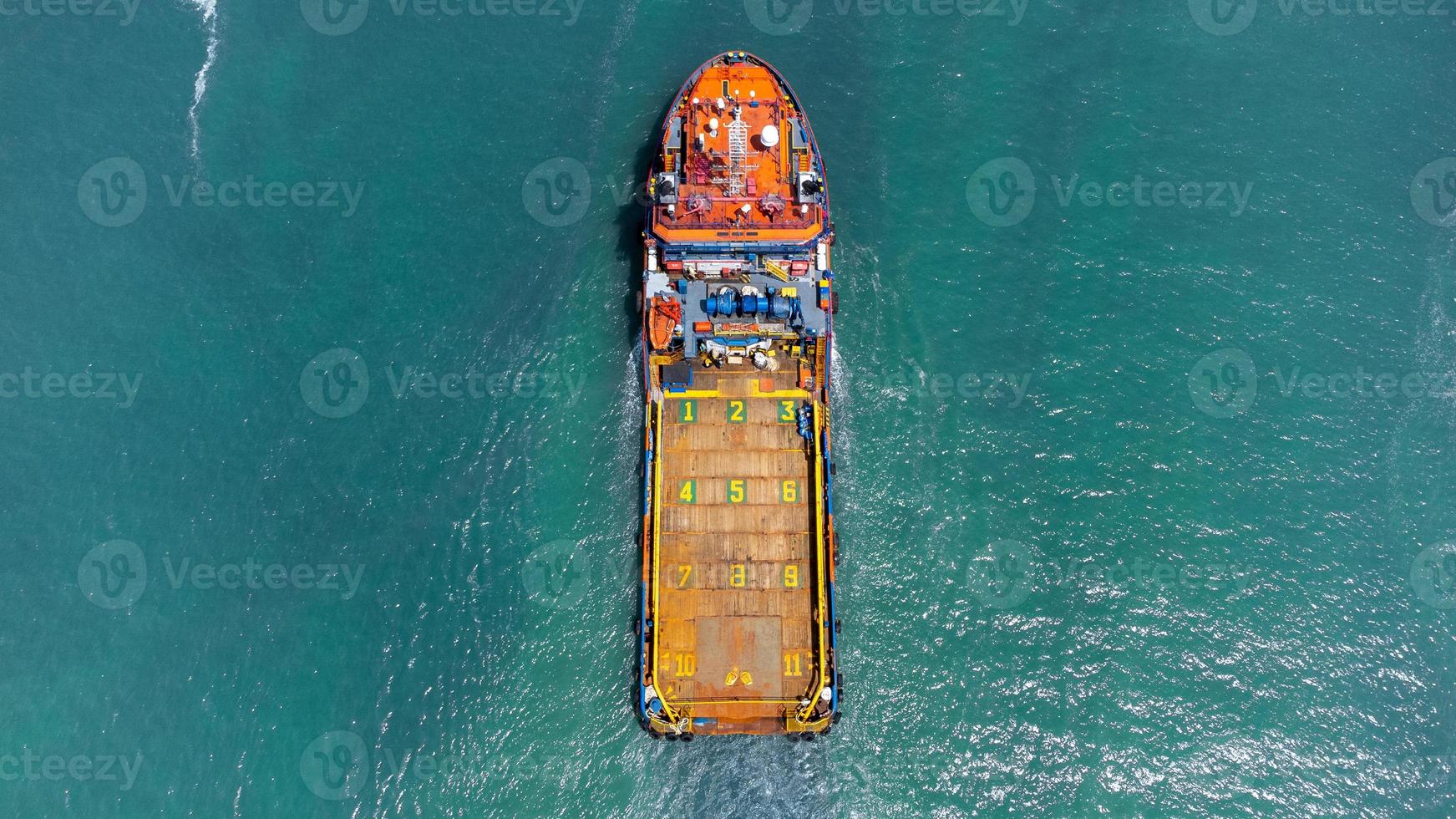 vue aérienne sur le dessus d'un cargo transportant un conteneur et courant pour le port de triage de fret d'exportation vers l'océan international personnalisé. concept de transport technologique, dédouanement, bannière de webinaire. photo