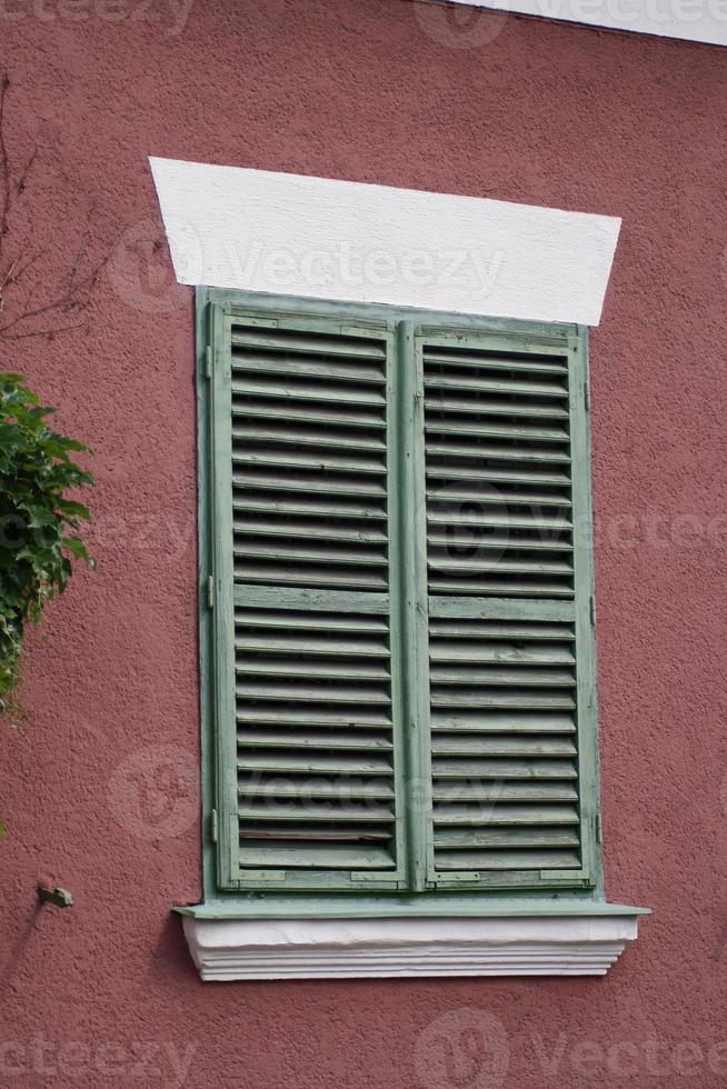 un gros plan d'une fenêtre verte photo