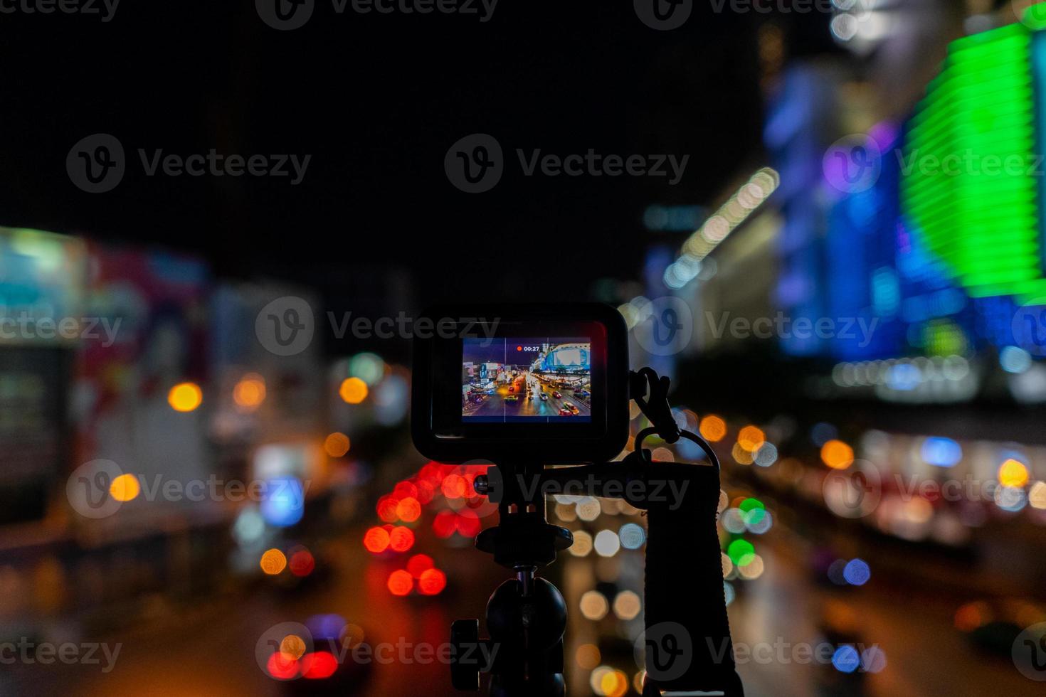 caméra d'action avec fond d'éclairage la nuit photo