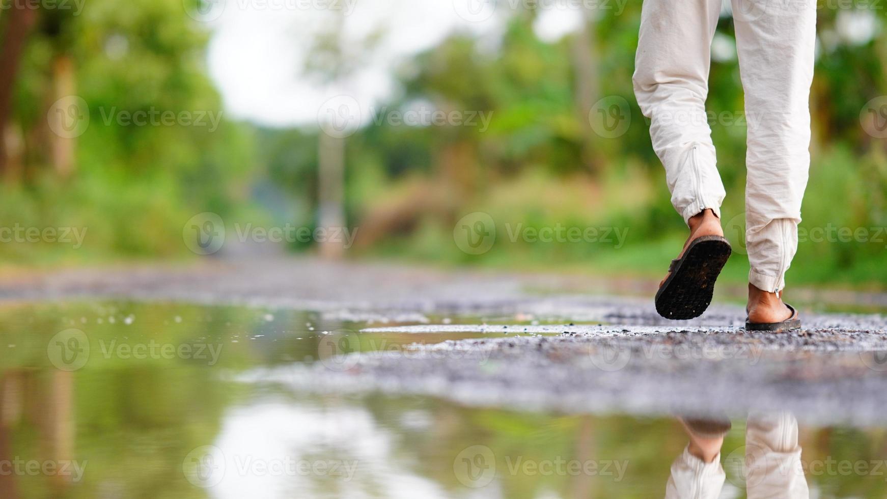 pied d'homme sur l'image de la rue photo