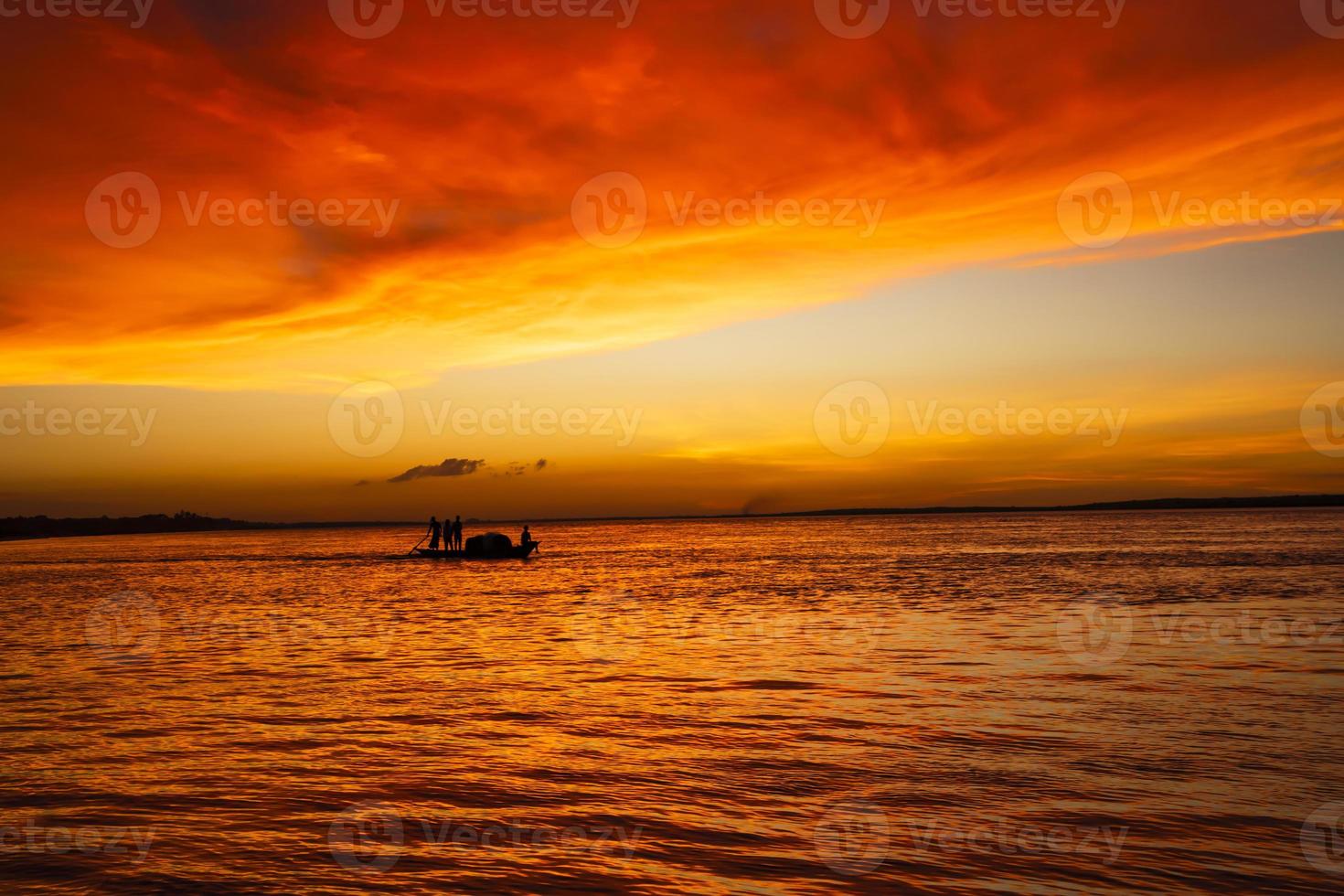 belle vue panoramique sur la mer contre le ciel orange photo