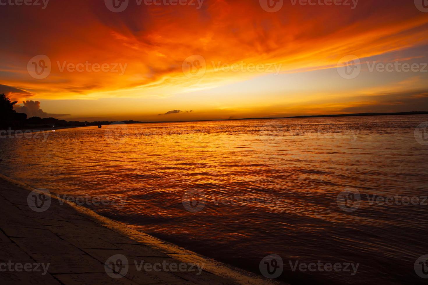 belle vue panoramique sur la mer contre le ciel orange photo