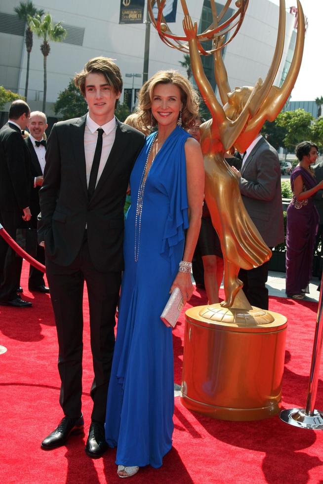 los angeles, 10 septembre - zak henri, brenda strong arrivant aux arrivées créatives aux heures de grande écoute des emmy awards au nokia theatre le 10 septembre 2011 à los angeles, ca photo