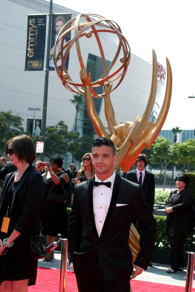 Los angeles, sep 10 - mark ballas et sa mère arrivant aux arrivées des creative primetime emmy awards au nokia theatre le 10 septembre 2011 à los angeles, ca photo