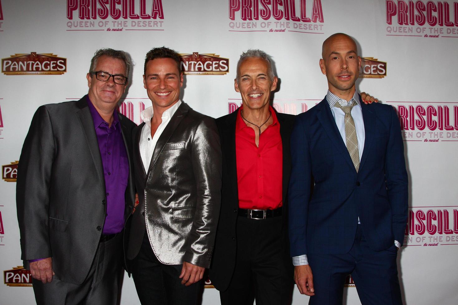 los angeles, 29 mai - joe hart, bryan west, scott willis, wade mccollom arrive à la reine de priscilla du jeu d'ouverture du désert au pantages theatre le 29 mai 2013 à los angeles, ca photo