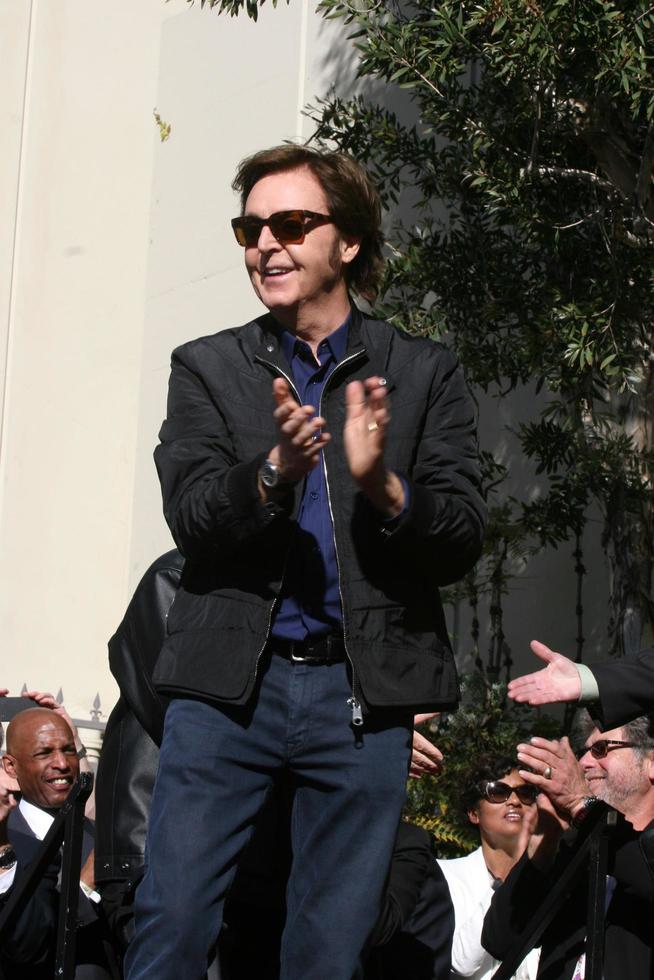 los angeles, 9 février - paul mccartney au hollywood walk of fame cérémonie pour paul mccartney au capital records building le 9 février 2012 à los angeles, ca photo