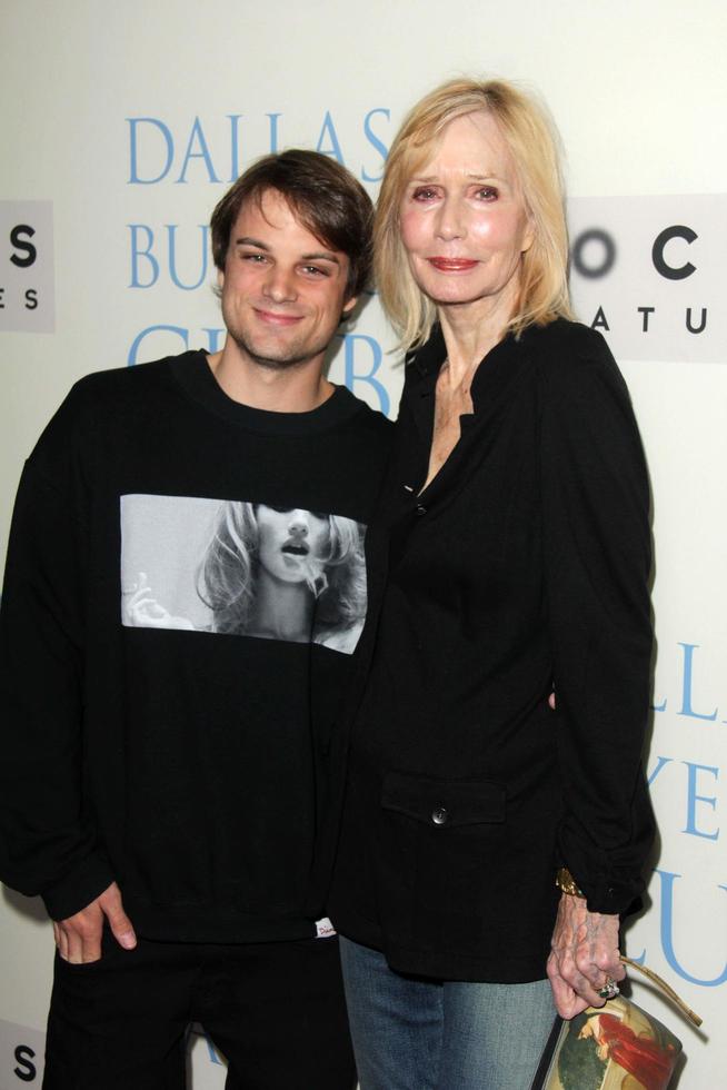 los angeles, oct 17 - sally kellerman au dallas buyers club , première de los angeles à l'academy of motion picture arts and sciences le 17 octobre 2013 à beverly hills, ca photo