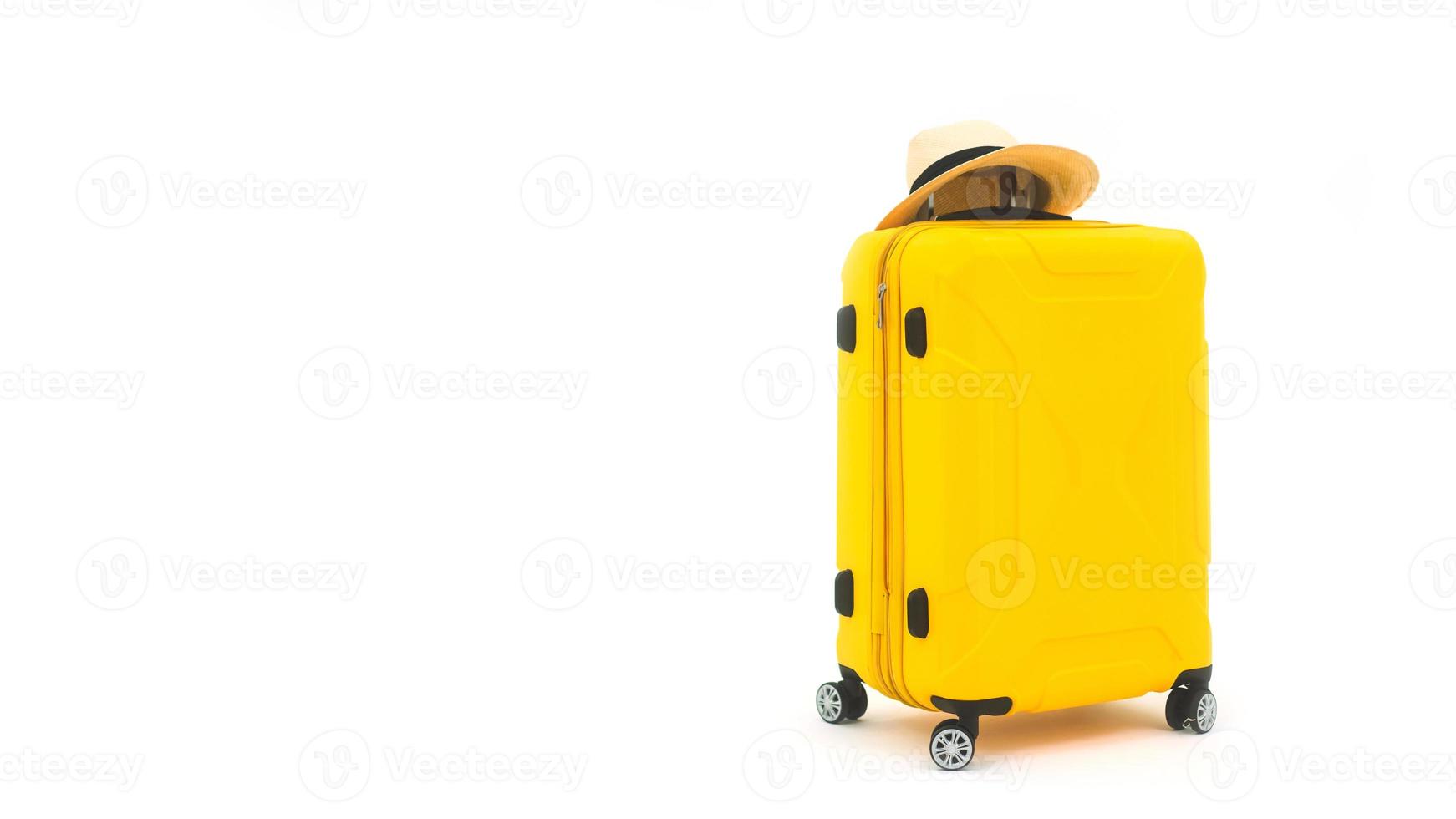 Assurance voyage jaune avec chapeau sur fond blanc isolé photo