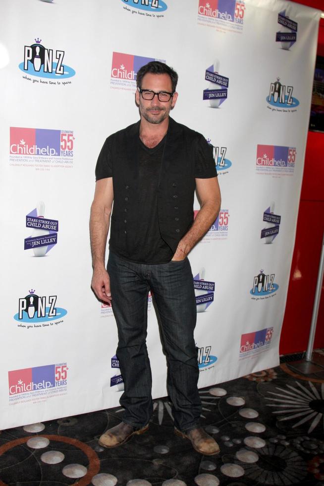 los angeles, oct 19 - lawrence zarian lors du premier événement annuel d'abus d'enfants frappé par des étoiles au profit de childhelp au pinz bowling center le 19 octobre 2014 à studio city, ca photo