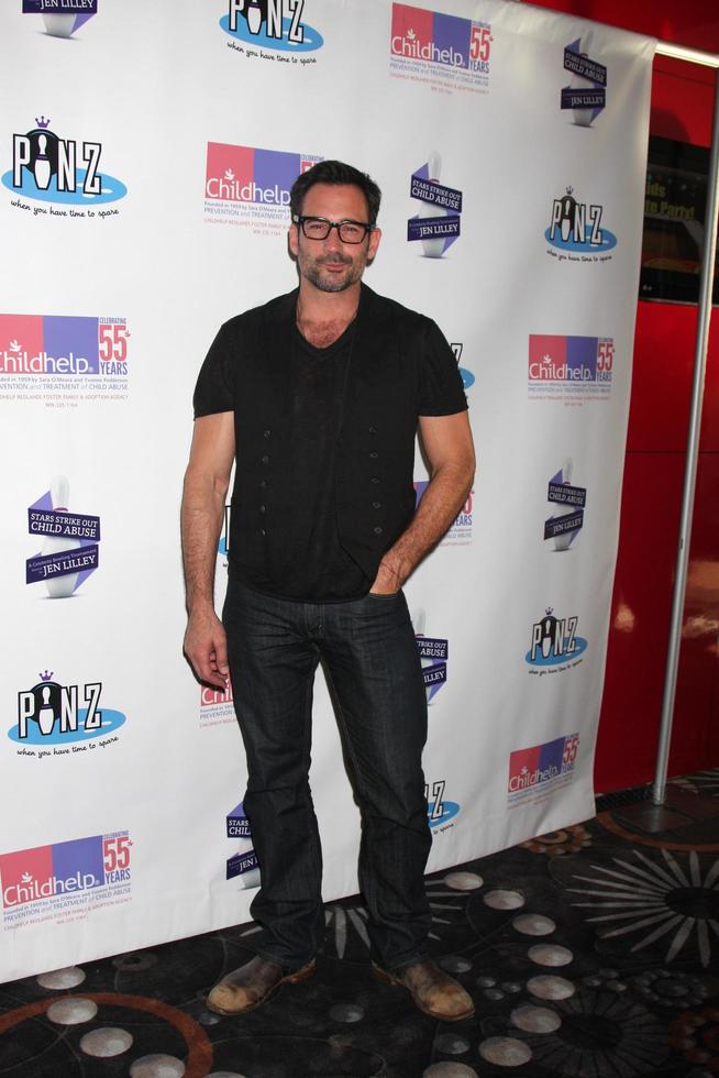 los angeles, oct 19 - lawrence zarian lors du premier événement annuel d'abus d'enfants frappé par des étoiles au profit de childhelp au pinz bowling center le 19 octobre 2014 à studio city, ca photo