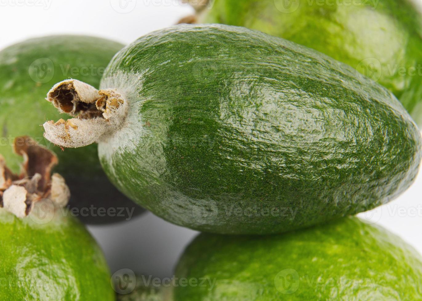 de nombreux fruits feijoa sont isolés sur fond blanc. photo