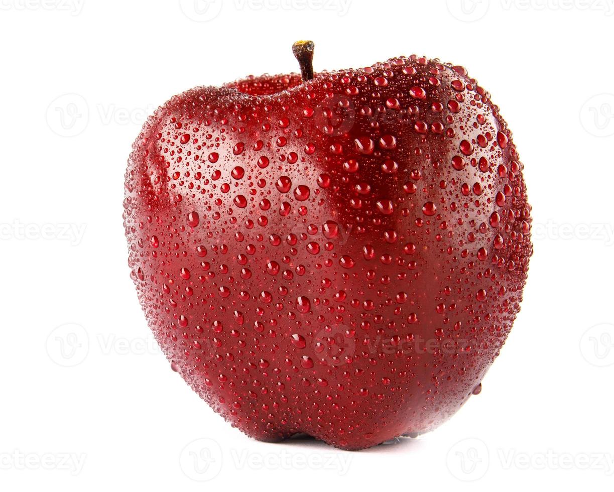 pomme rouge mûre avec des gouttes d'eau isolées sur fond blanc. photo