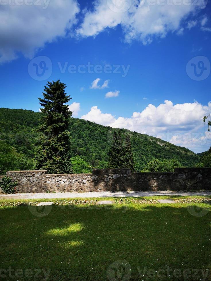 un panneau avec une montagne en arrière-plan photo