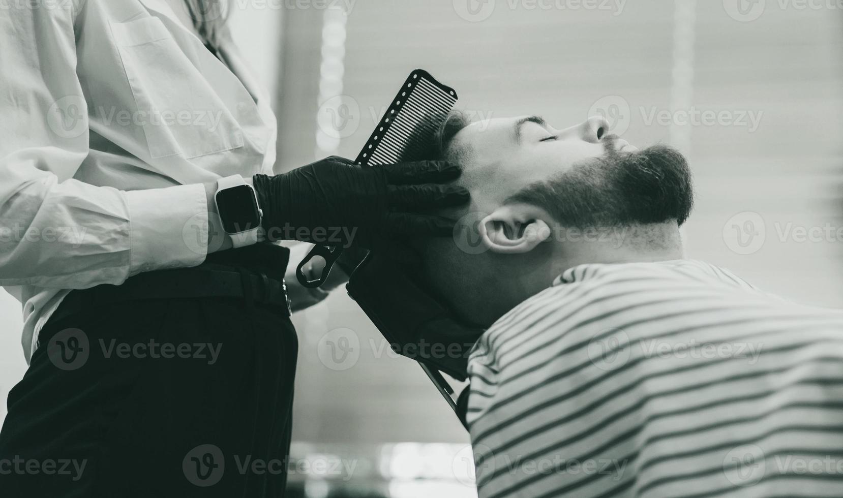 bel homme barbu dans un salon de coiffure. photo