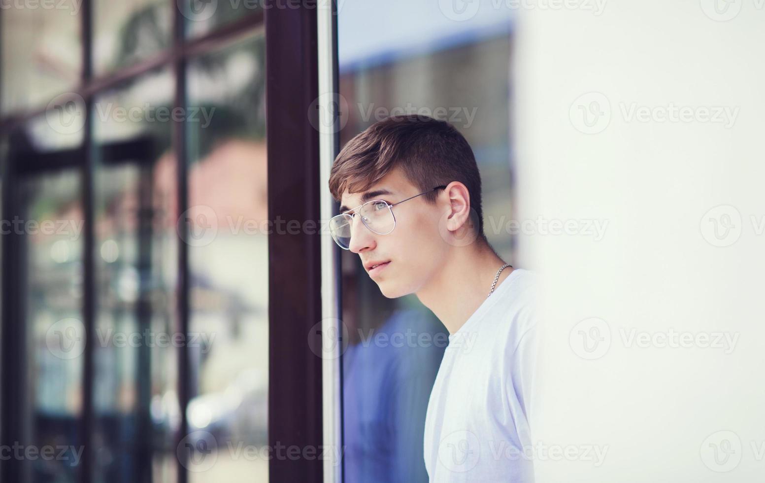 homme portant un t-shirt blanc photo