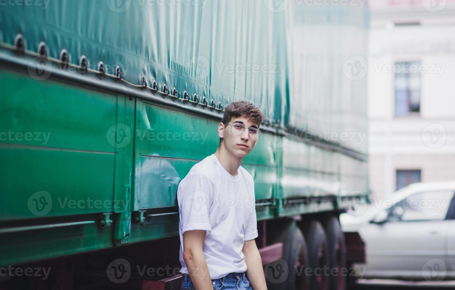 jeune homme portant un t-shirt blanc vierge photo