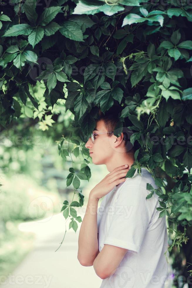 bel homme portrait en plein air photo