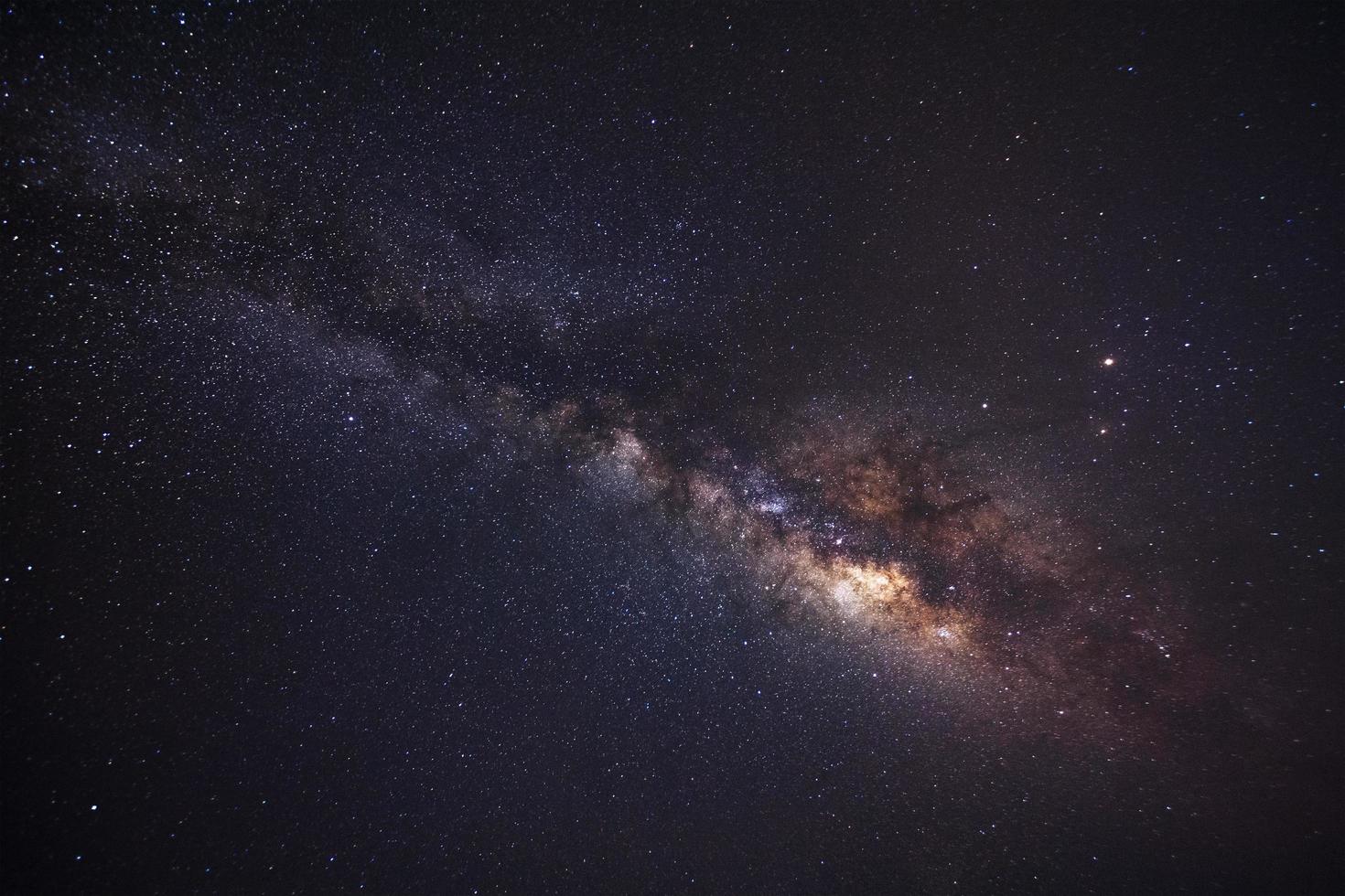 galaxie de la voie lactée et poussière spatiale dans l'univers, photographie longue exposition, avec grain. photo
