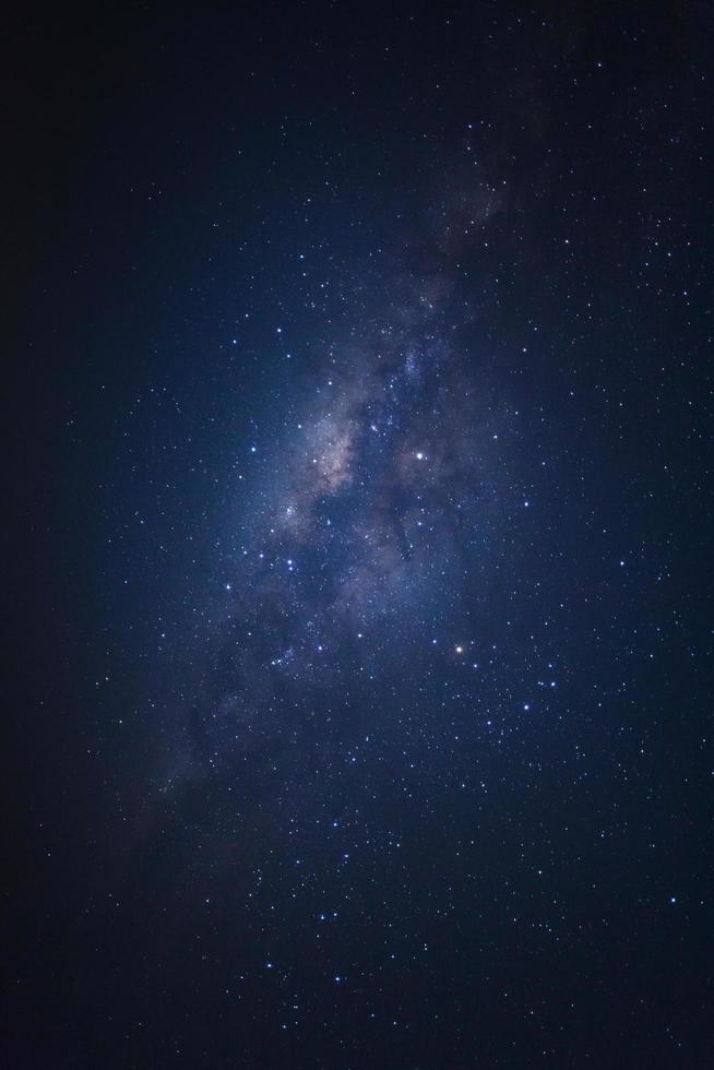 galaxie de la voie lactée et poussière spatiale dans l'univers, photographie longue exposition, avec grain. photo