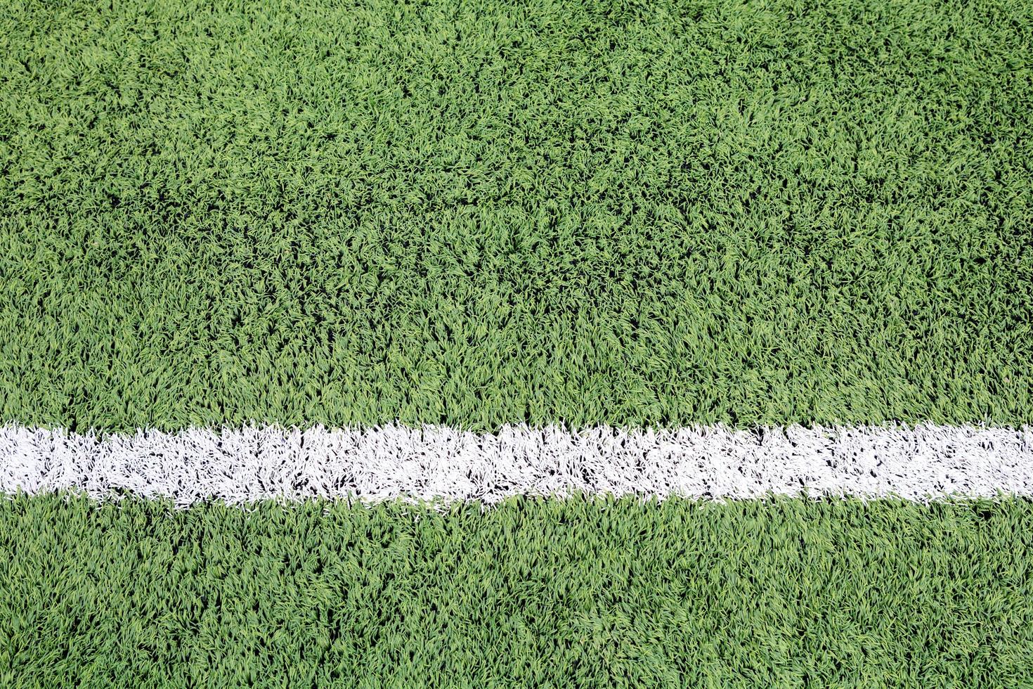 bande blanche sur le terrain de football vert photo