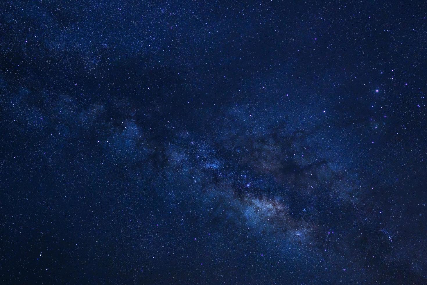 ciel nocturne étoilé, galaxie de la voie lactée avec étoiles et poussière spatiale dans l'univers, photographie longue exposition, avec grain. photo