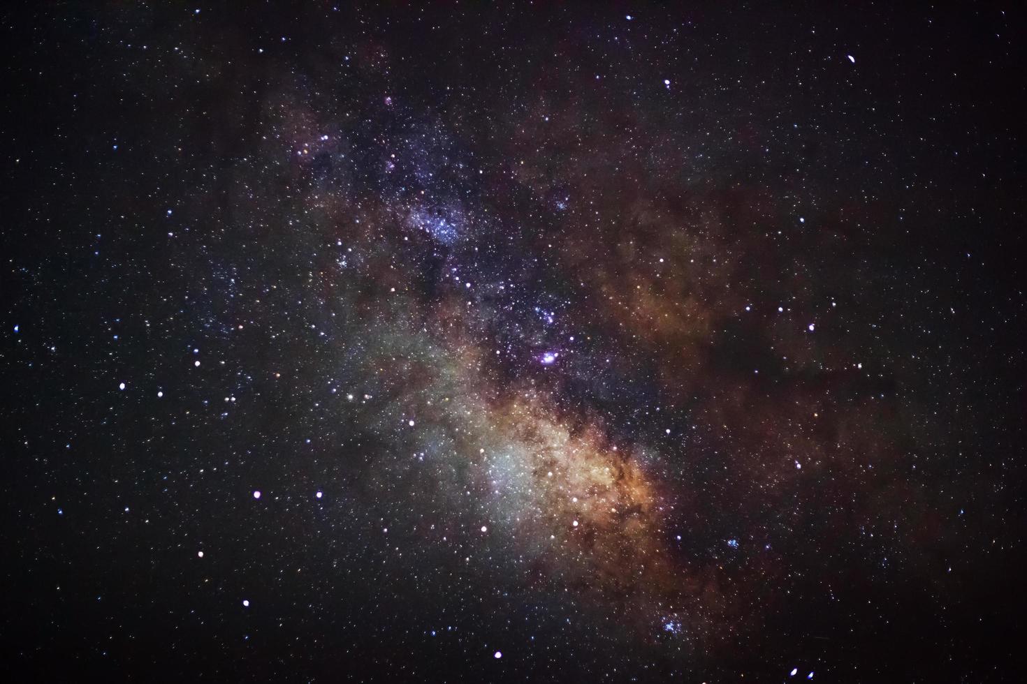 belle voie lactée sur un ciel nocturne photo