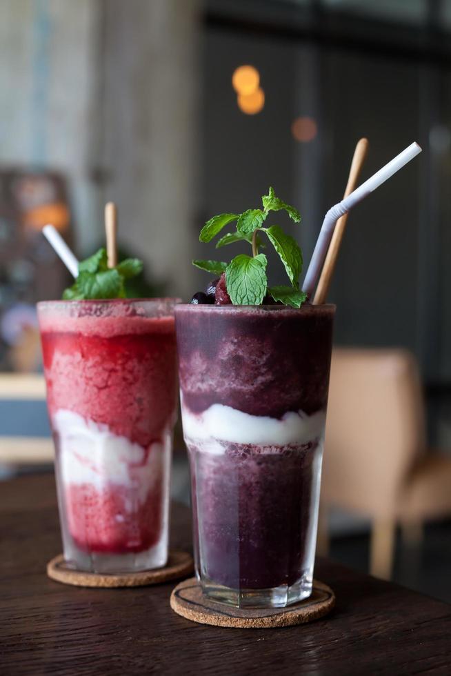 smoothies frais et juteux aux bleuets et aux framboises photo