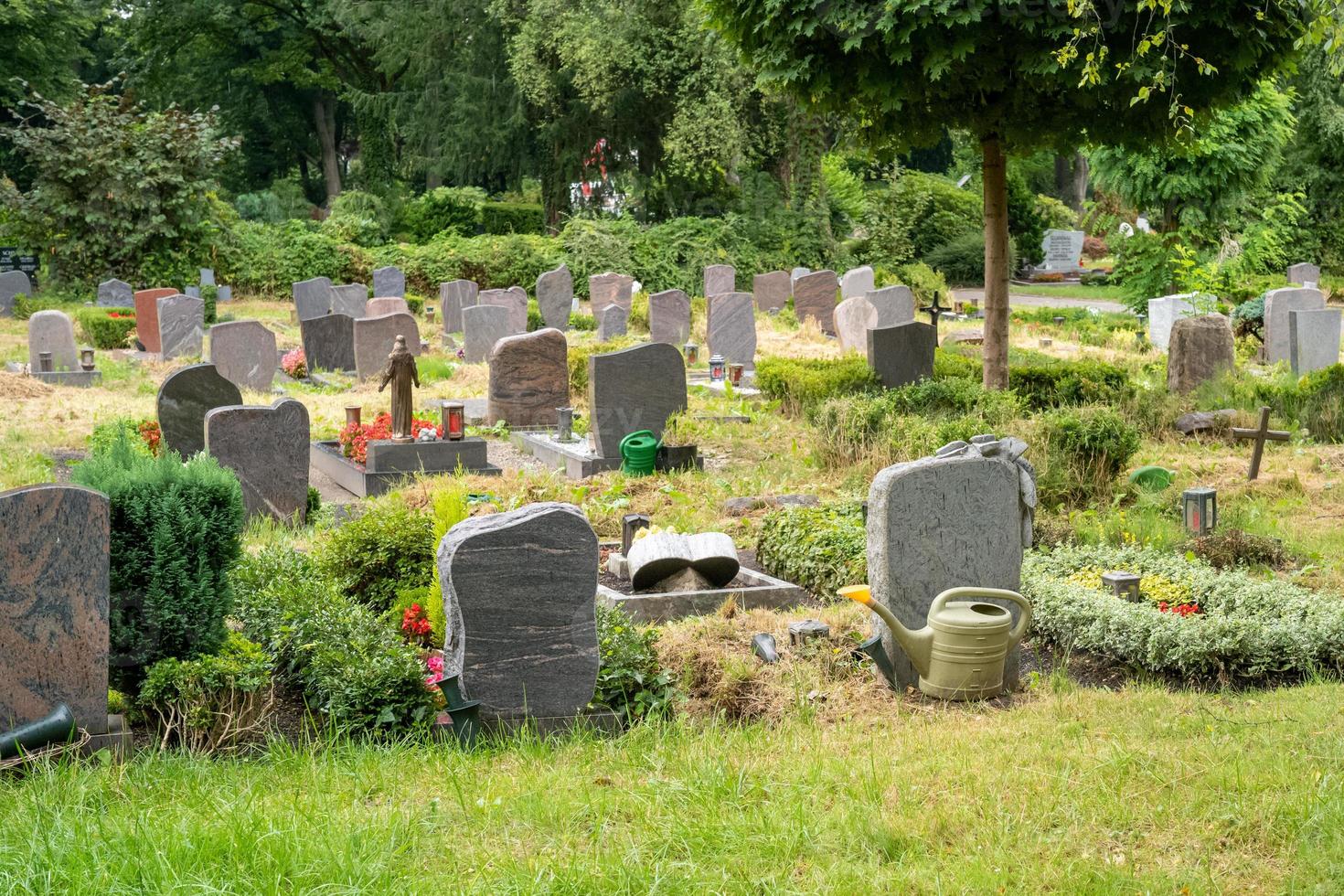 pierres tombales dans un cimetière photo
