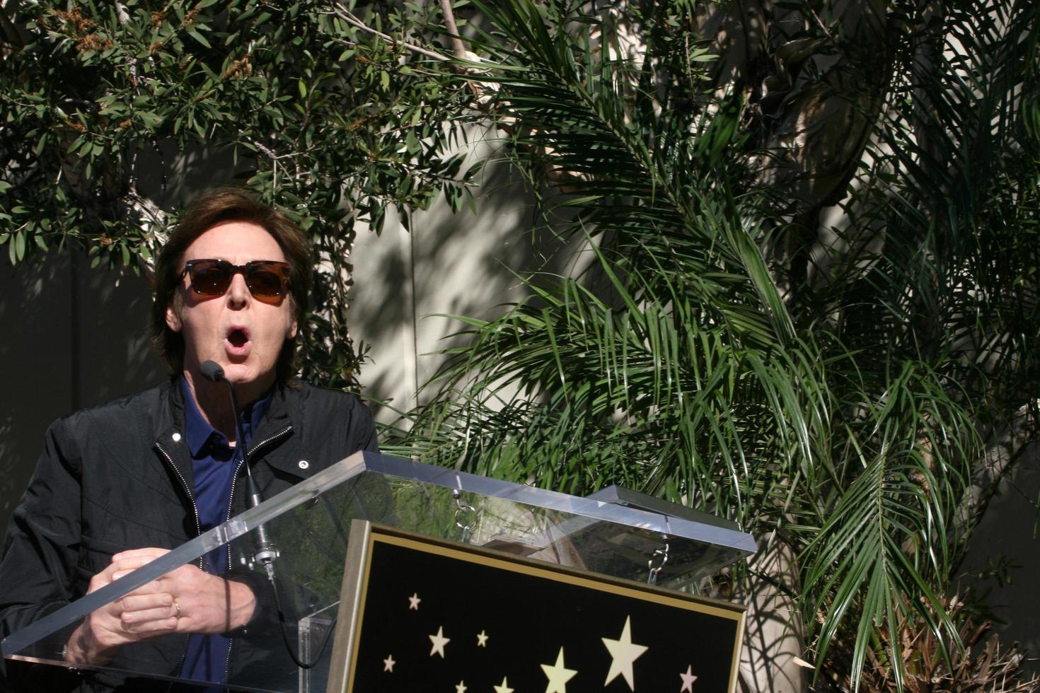 los angeles, 9 février - paul mccartney au hollywood walk of fame cérémonie pour paul mccartney au capital records building le 9 février 2012 à los angeles, ca photo