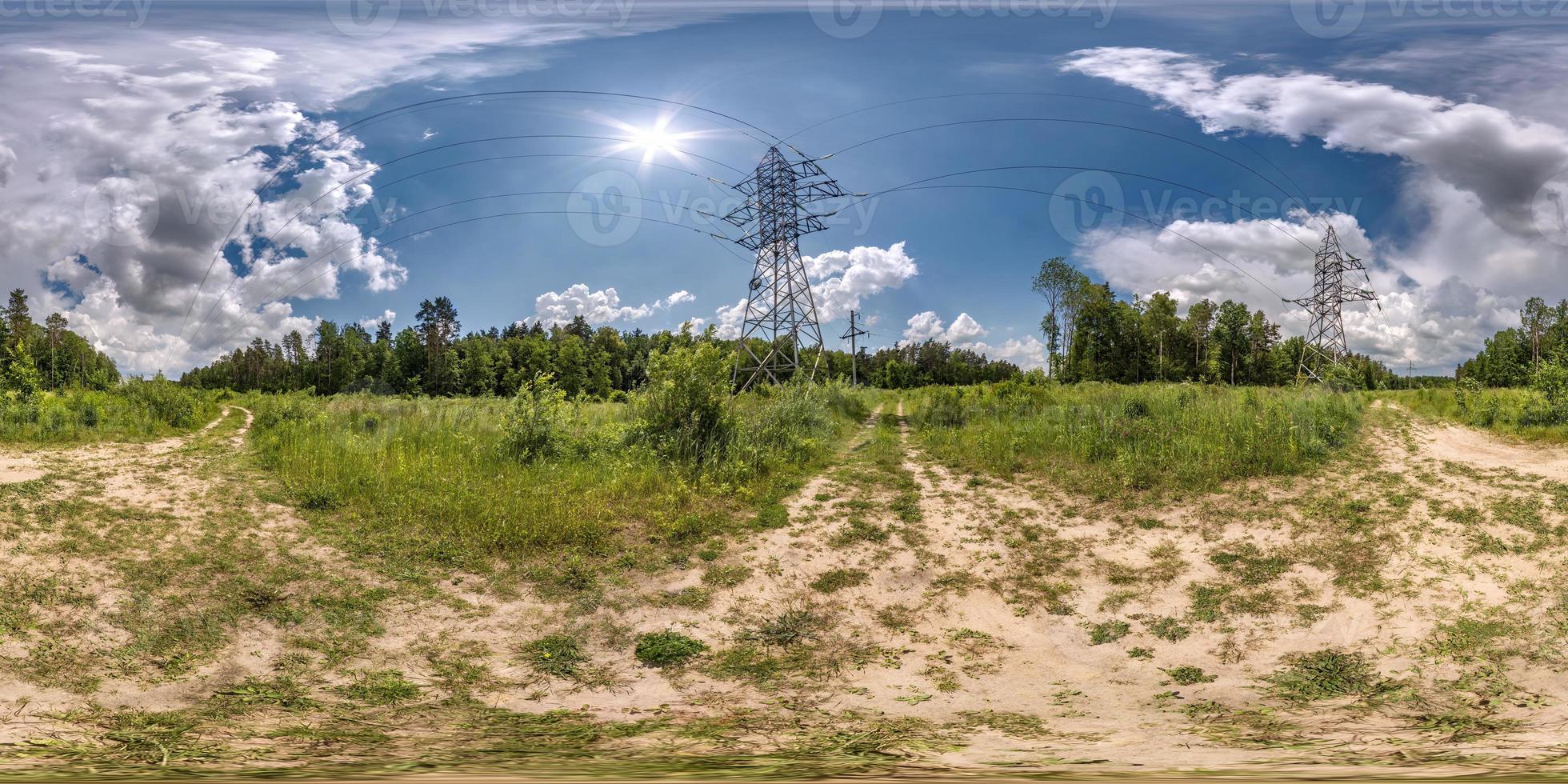 panorama hdri sphérique complet et harmonieux vue d'angle à 360 degrés près des pylônes électriques à haute tension sur la route de gravier dans la forêt en projection équirectangulaire, contenu vr ar photo