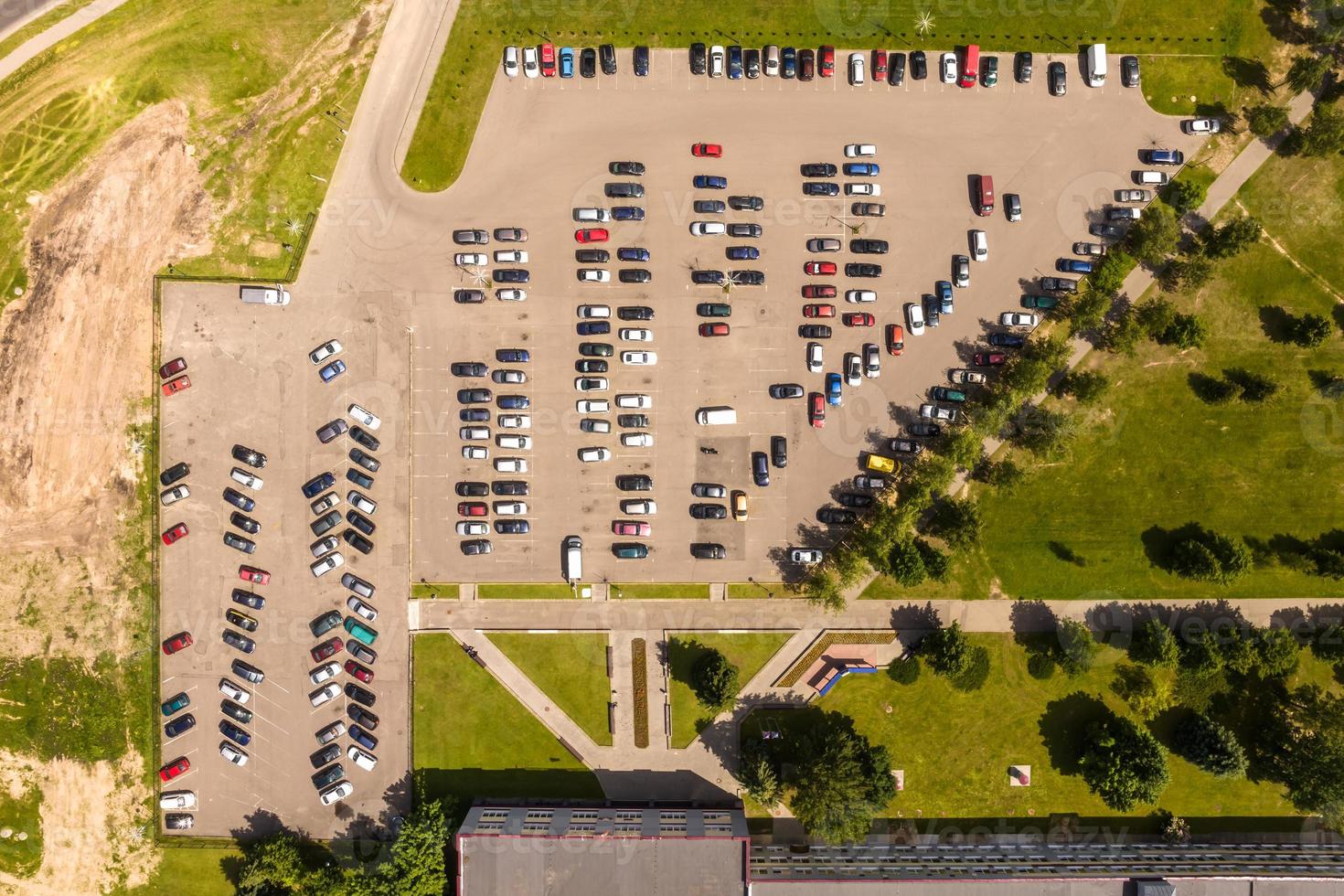 vue aérienne sur grand parking pour voitures photo