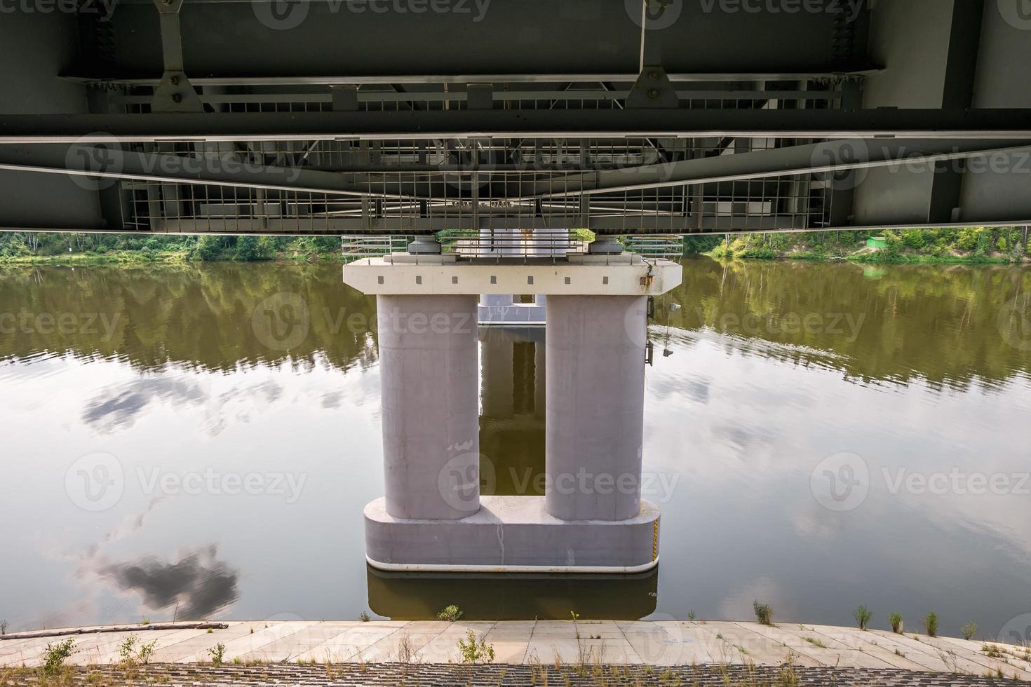 pont de voiture sur la large rivière photo