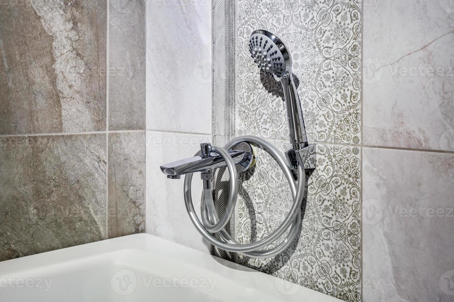 lavabo en céramique avec robinet avec distributeurs de savon et de shampoing dans une salle de bain ou une cuisine loft coûteuse photo