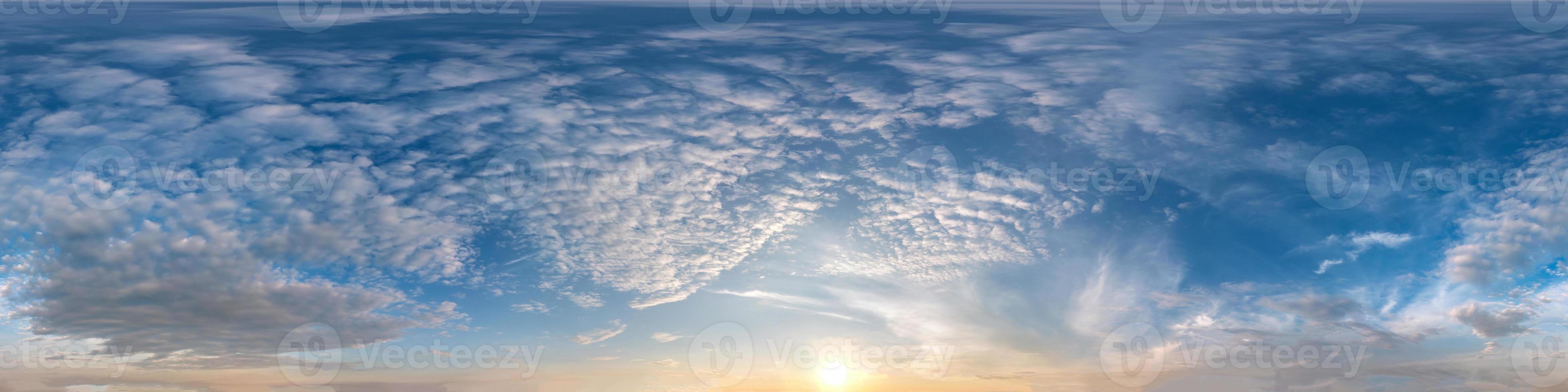 ciel sombre harmonieux avant le coucher du soleil panorama hdri vue d'angle à 360 degrés avec de beaux nuages à utiliser dans les graphiques 3d ou le développement de jeux en tant que dôme du ciel ou modification d'un tir de drone photo