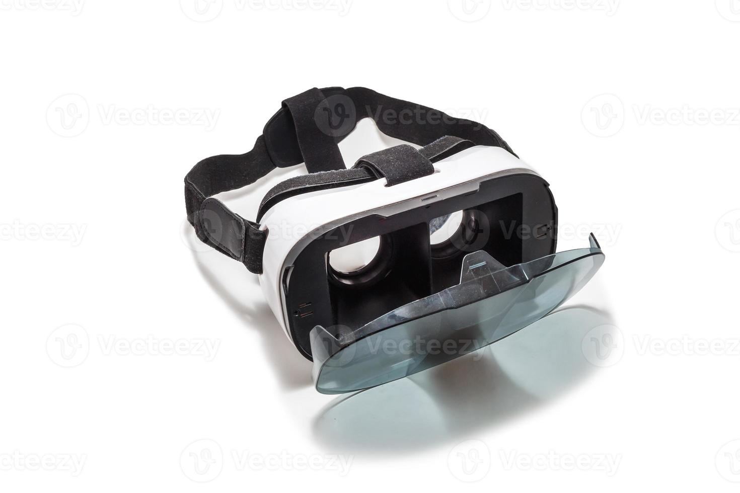 appareil pour regarder des films de voyage et de divertissement dans l'espace 3d. vr ar 360 carton de lunettes de réalité virtuelle pour téléphone mobile isolé sur fond blanc. photo