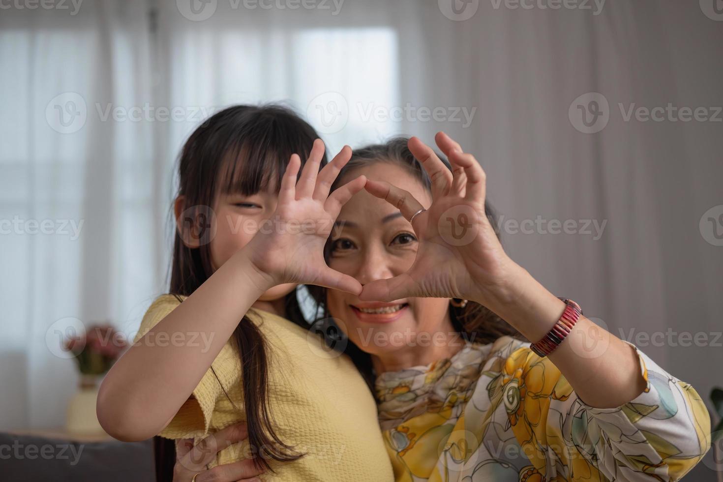 portrait d'une grand-mère et d'une petite-fille faisant des activités à la maison et montrant de l'amour l'une pour l'autre pour créer de la chaleur et de l'amour au sein de la famille. photo