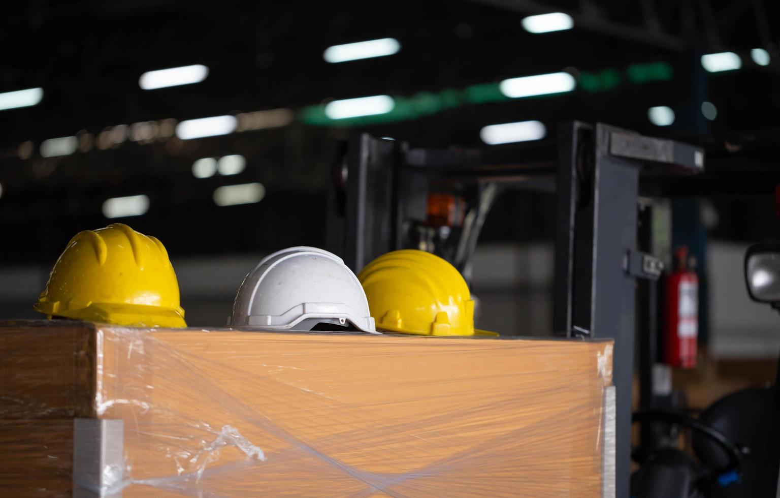 groupe de casque de sécurité sur la boîte dans le stockage de l'entrepôt de l'usine, chapeau de casque d'usure de sécurité dur sur la boîte en bois photo