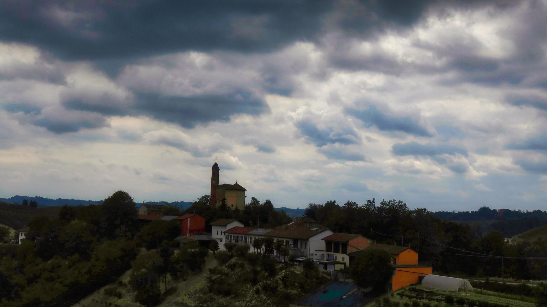 la petite église sur les collines de vignes à monta d'alba, dans les langhe piémontaises en été 2022 photo