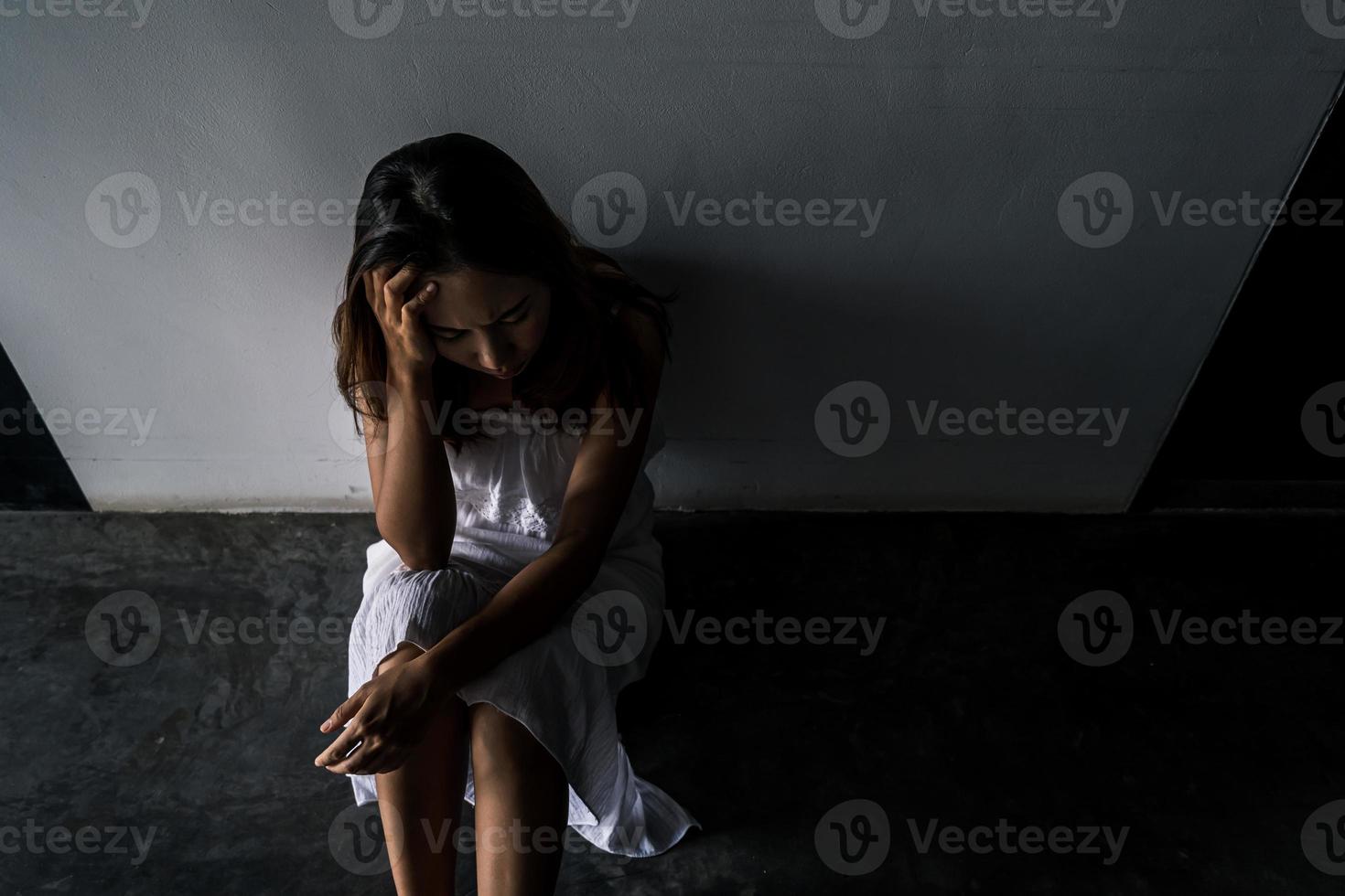 jeune femme solitaire se sentant déprimée et stressée assise dans l'allée sombre, émotion négative et concept de santé mentale photo